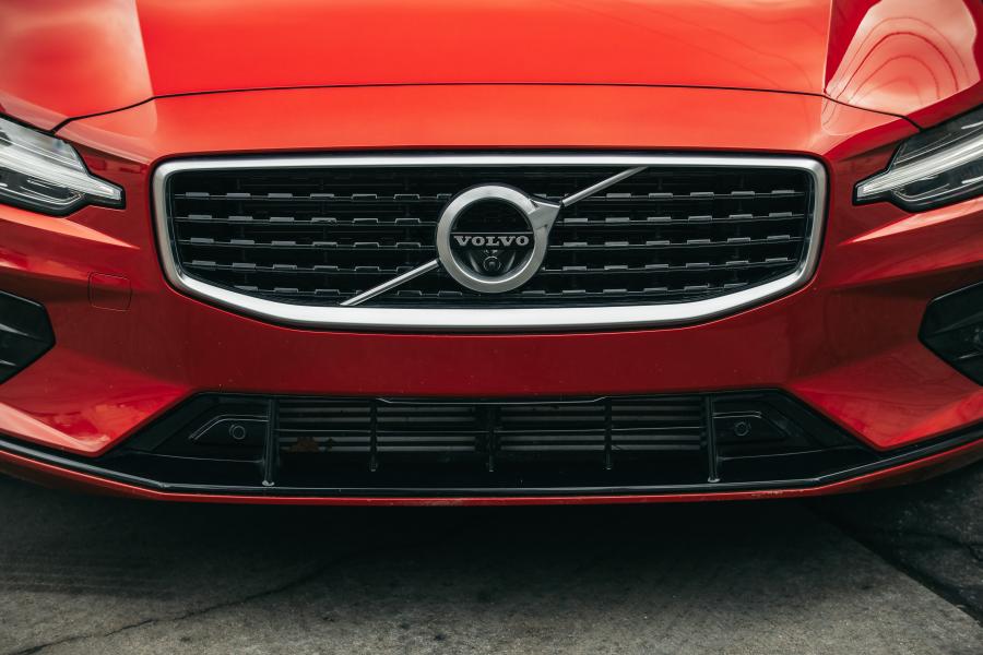 Детали экстерьера Volvo S60 T6 R-Design 2018 года  (NA) (фото 24 из 40)